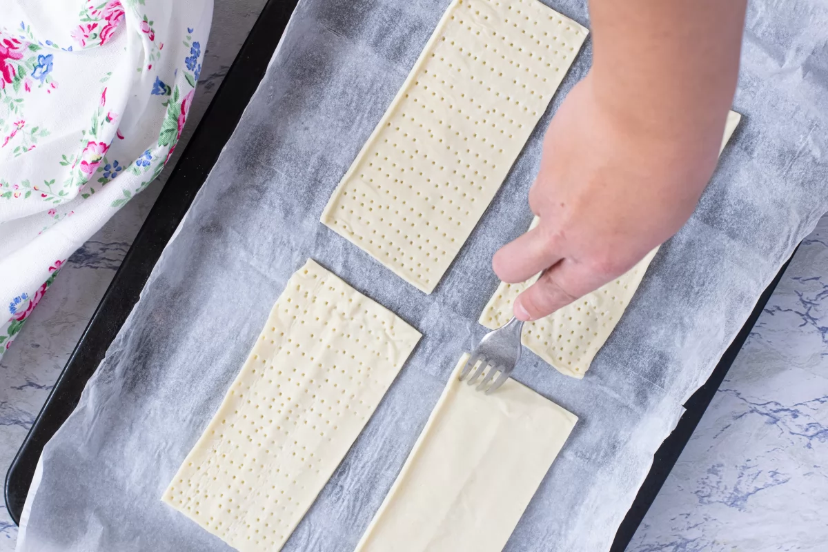 Milhojas de crema pastelera 6 pinchamos el hojaldre de crema pastelera *