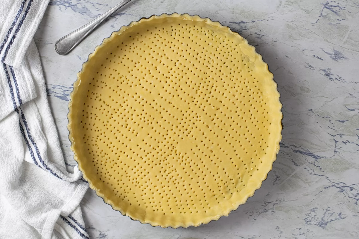 Tarta de limón 8 Pinchamos la masa de la tarta de limón