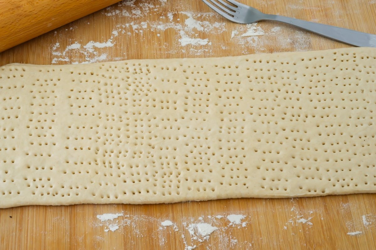 Pinchar la masa de los criollitos
