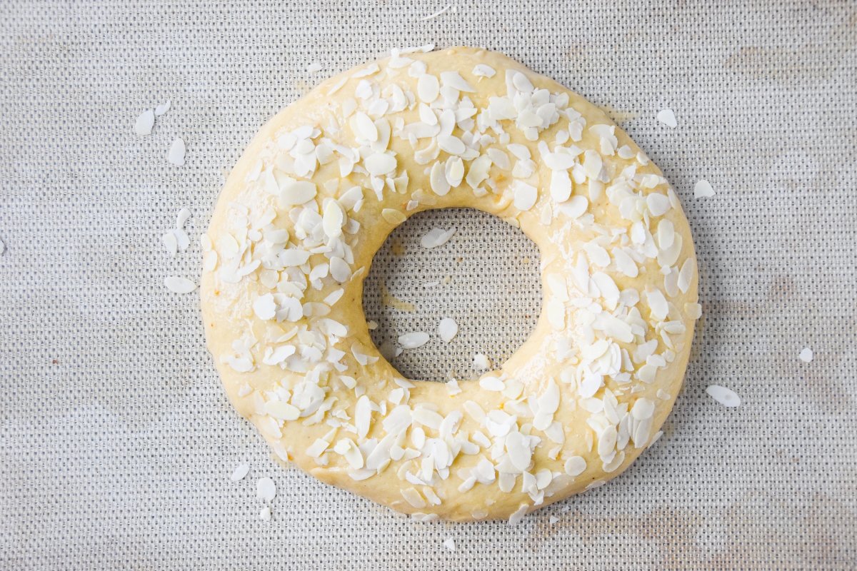 Pintamos con huevo y decoramos con las almendras