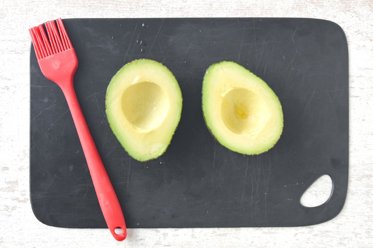 Pintamos el aguacate con aceite y lima