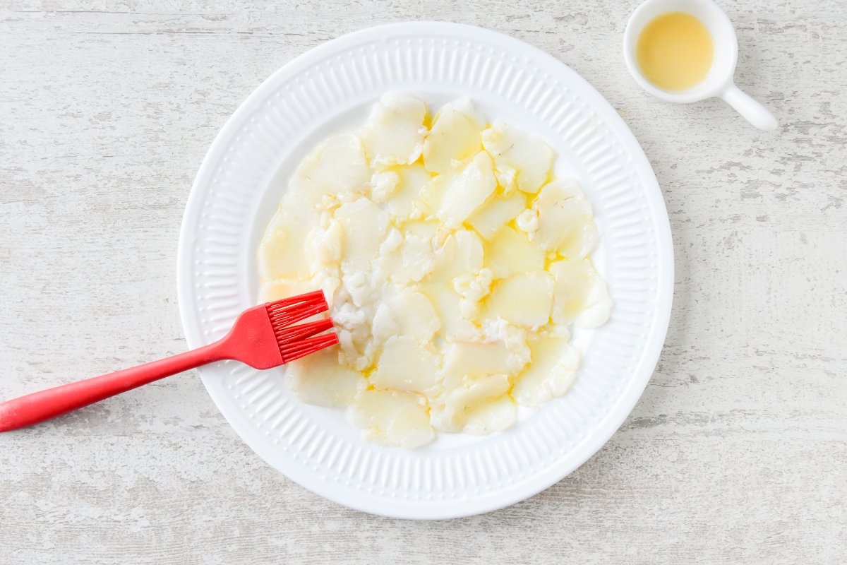 Pintamos el bacalao con aceite y zumo