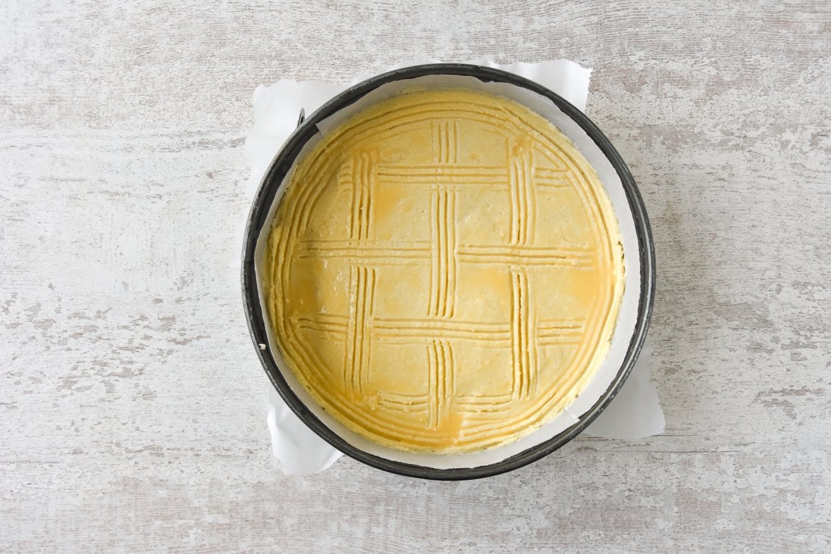Pintamos el boterkoek con huevo y leche