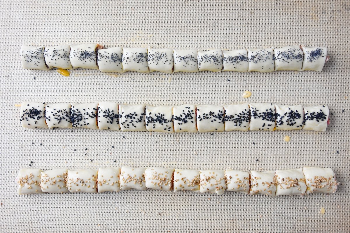 Pintamos el hojaldre con huevo y decoramos con las semillas