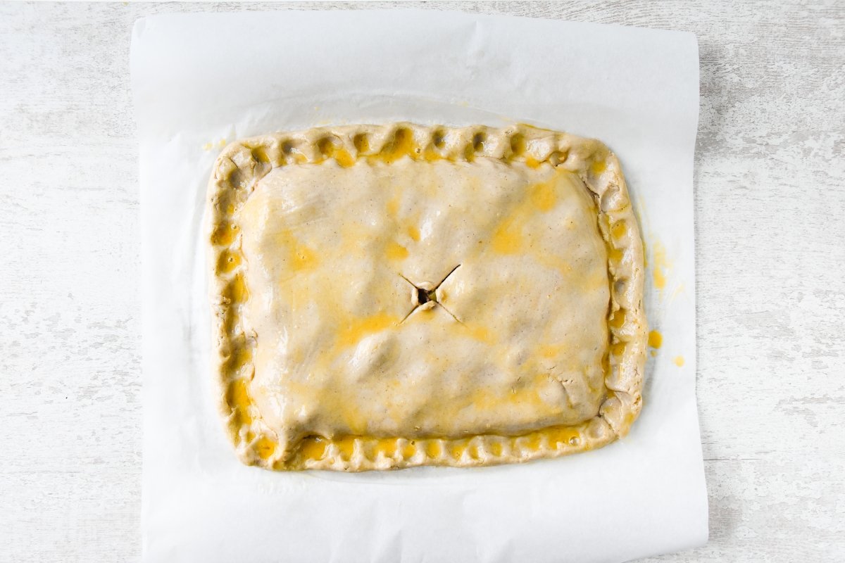Pintamos la empanada sin gluten con huevo