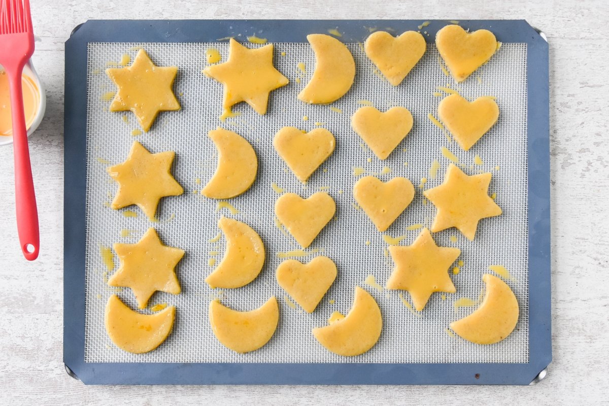 Pintamos las mailänderli con yema de huevo