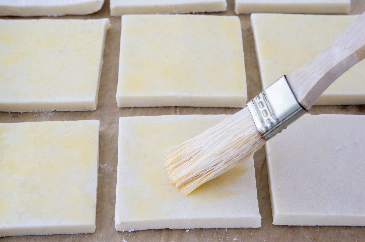 Pintar con huevo el hojaldre sin gluten