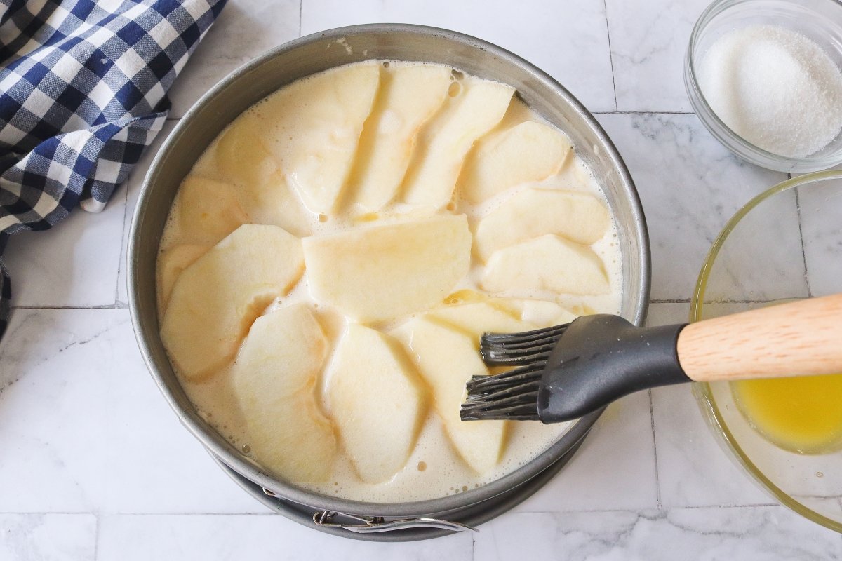 Pintar con mantequilla la manzana para la tarta en freidora de aire