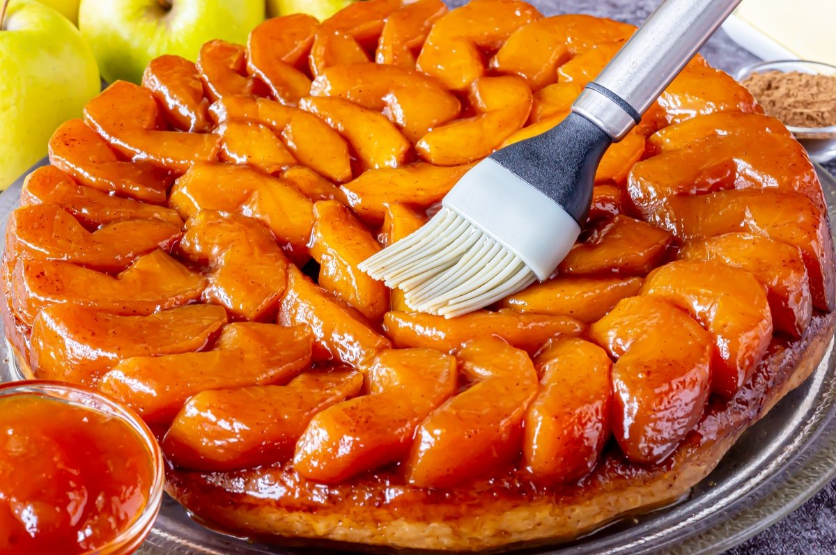 Paint the tarte tatin with apricot jam