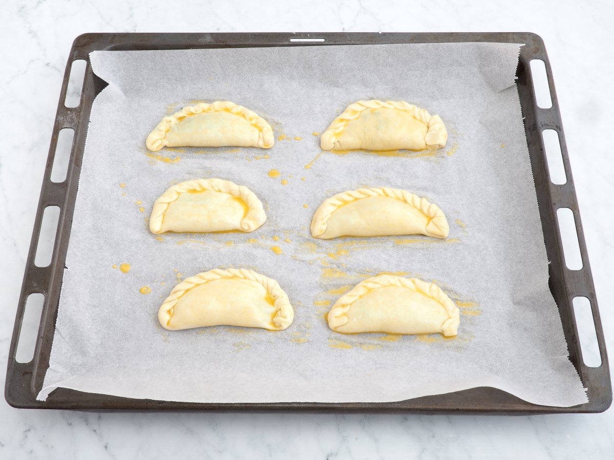Pintar las empanadas con huevo
