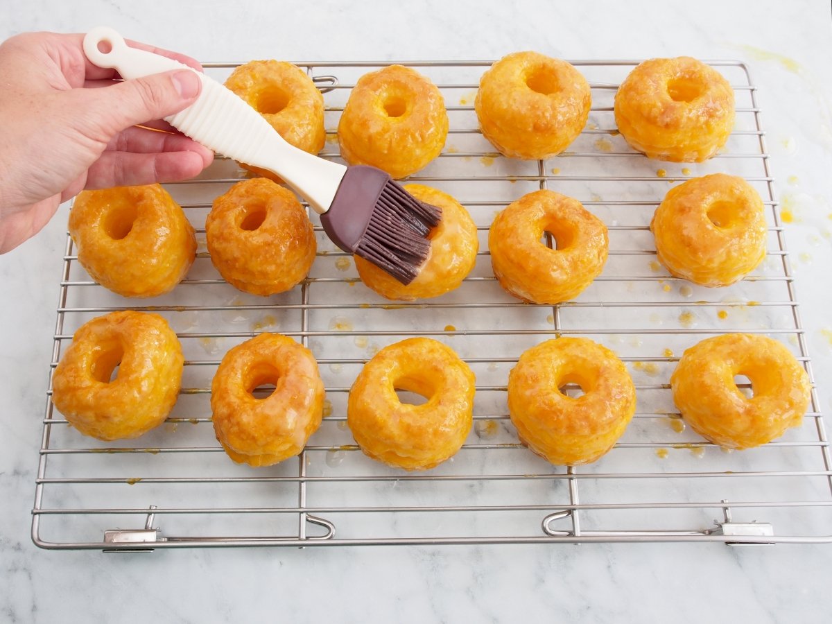 Pintar las rosquillas con el glaseado para las rosquillas de Alcalá