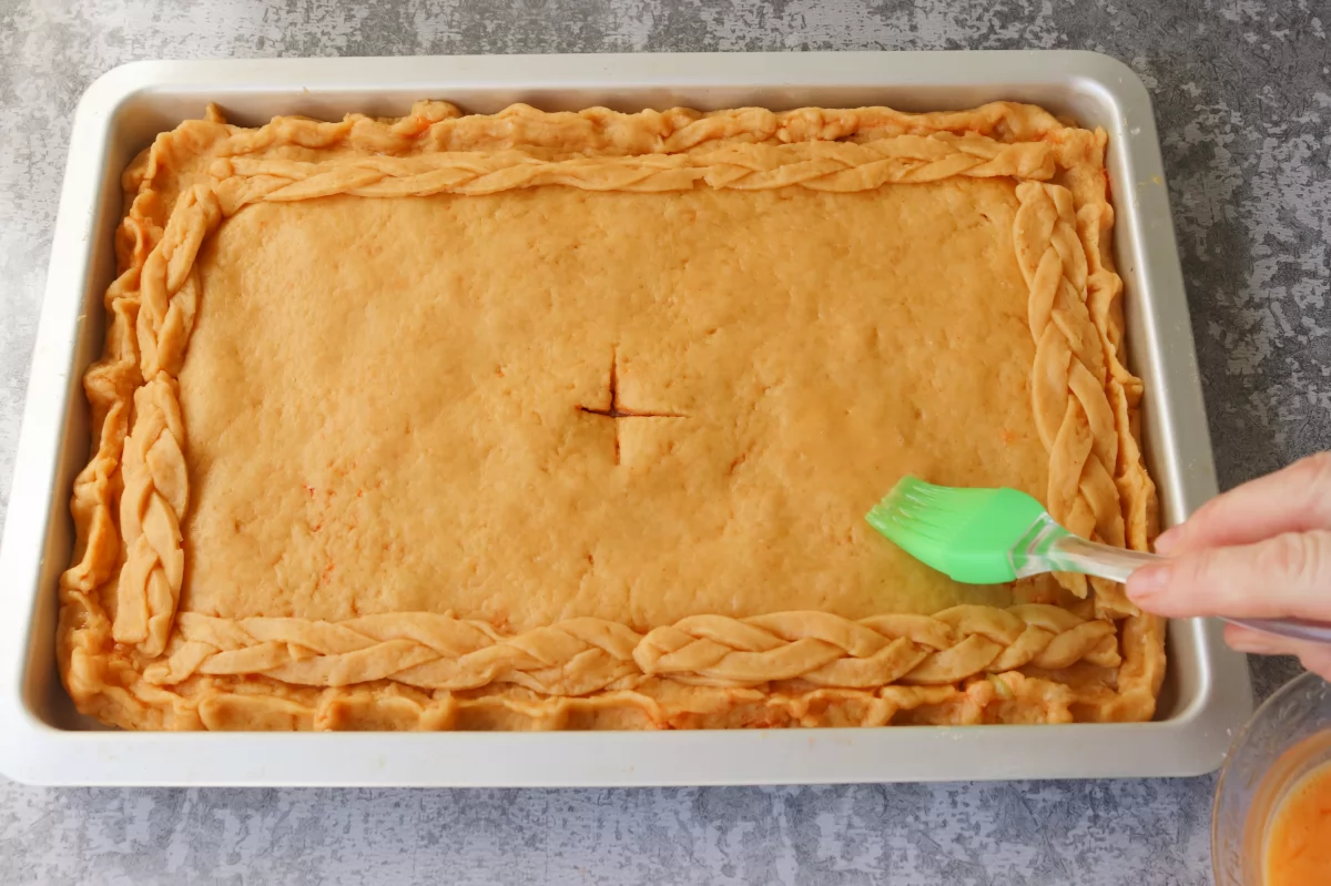 Pintar y hornear empanada de verduras