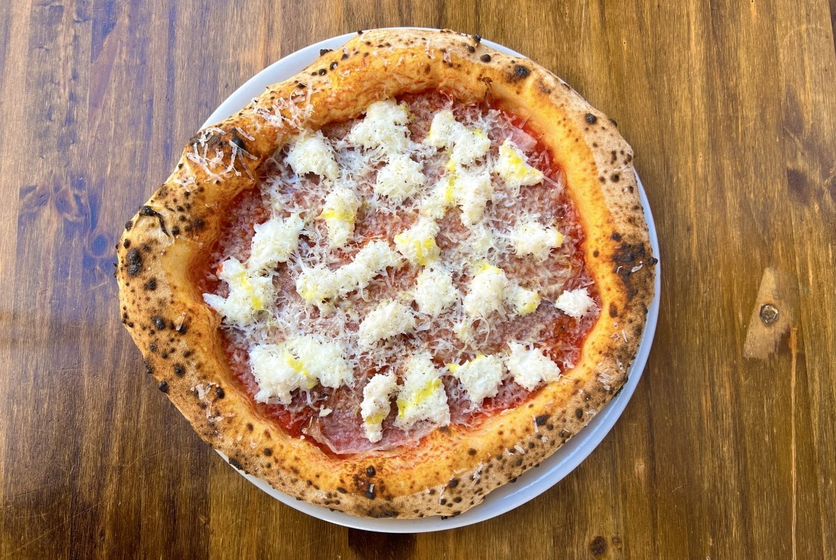 Pizza Amatriciana hecha en La Balmesina de Barcelona