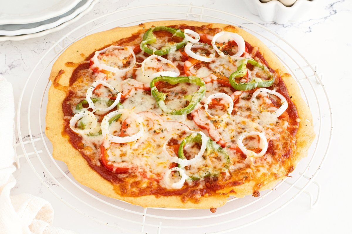 Pizza con harina de garbanzos lista para servir