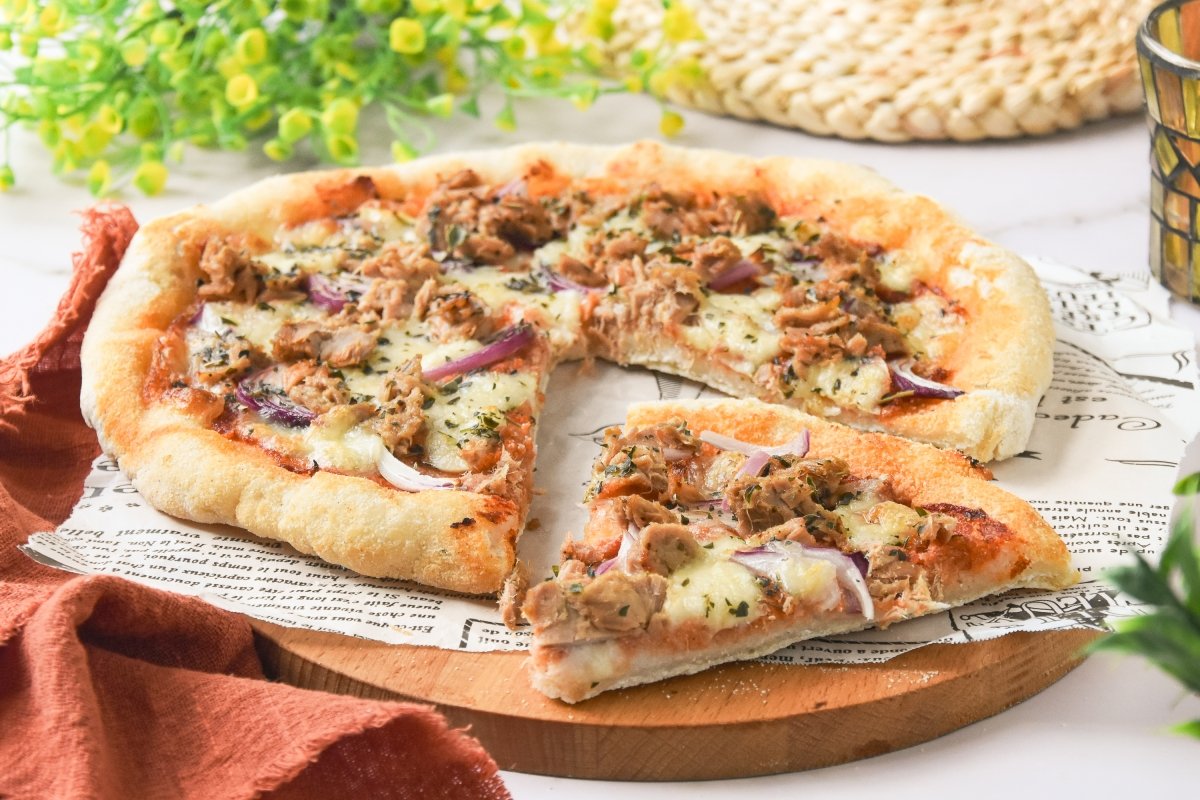 Pizza de atún lista para comer