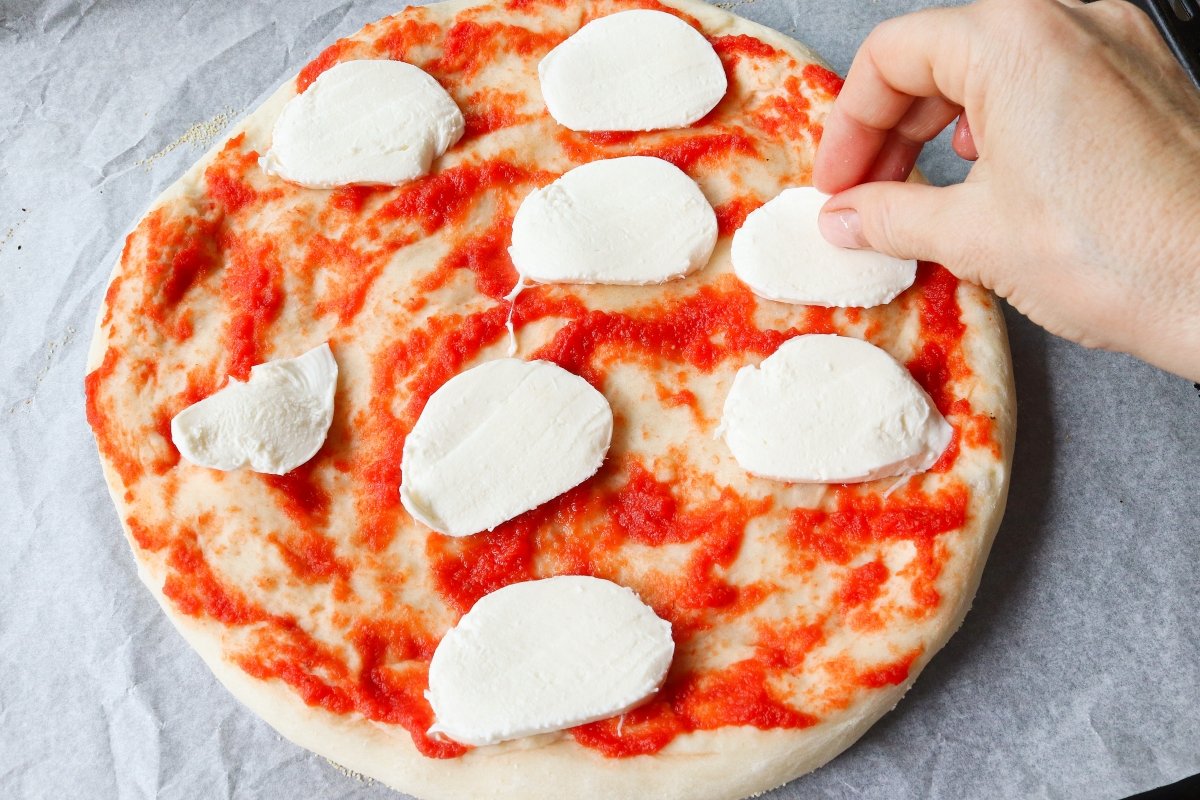 Pizza margarita lista para entrar en el horno