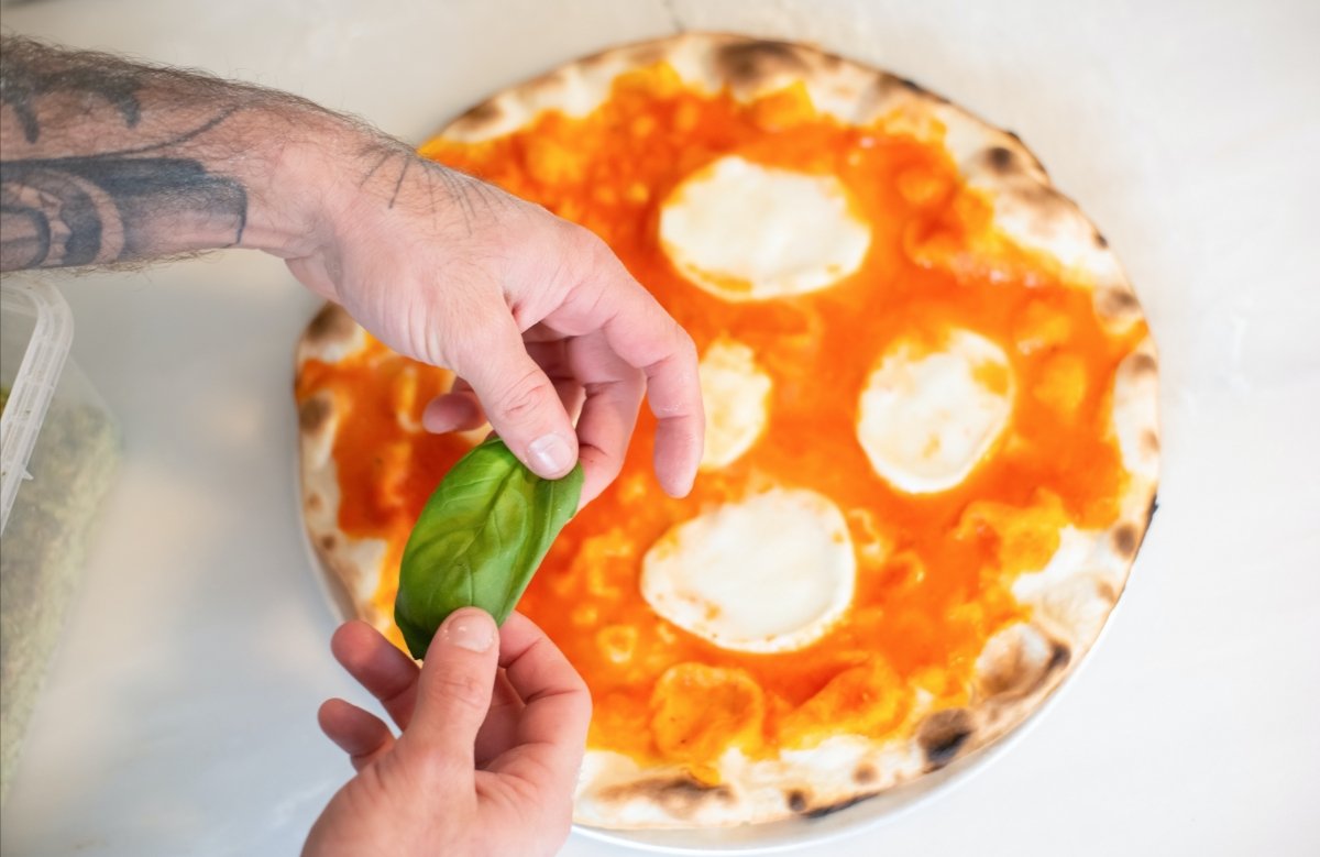 Pizza napolitana tradicional con albahaca