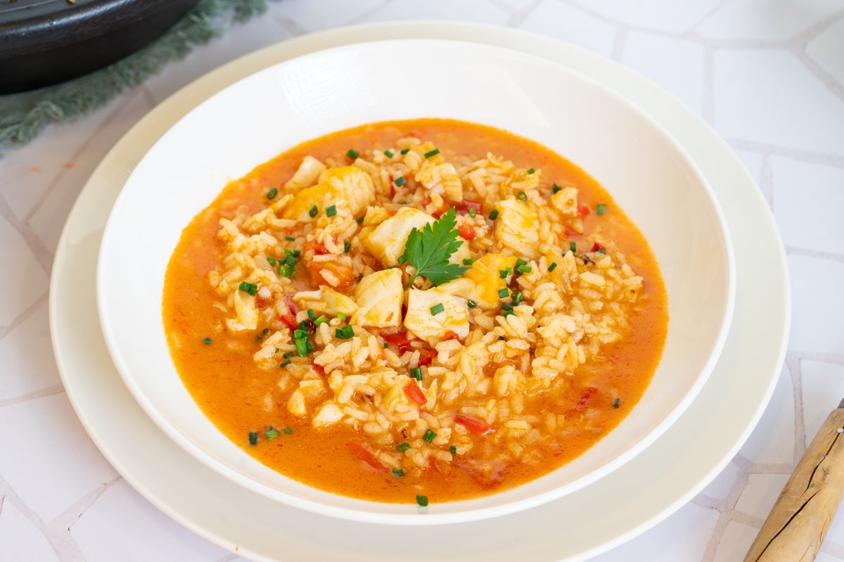 Plato de arroz caldoso con bacalao