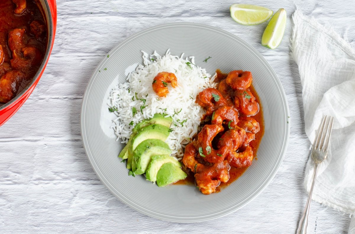 Plato de camarones a la diabla con arroz y aguacate