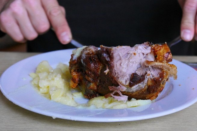 Plato de carne de cerdo bien asada con patatas