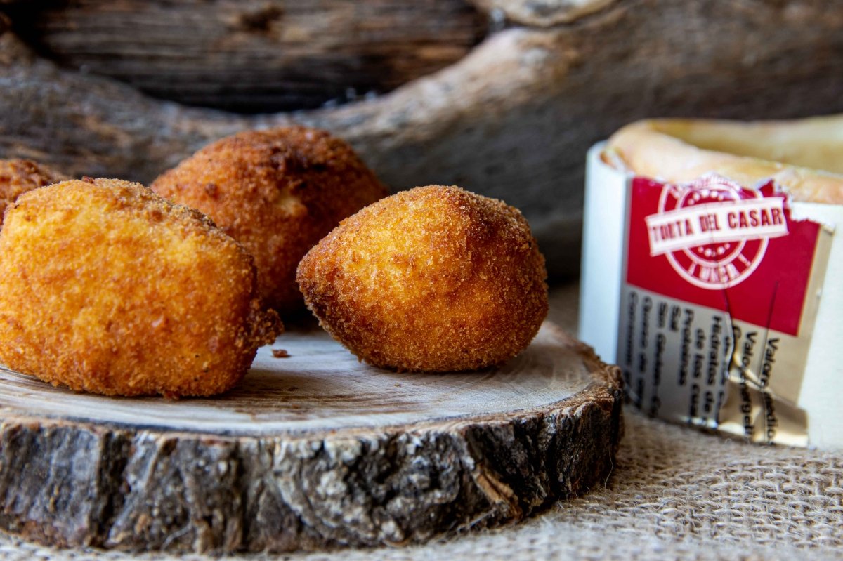 Plato de croquetas de torta del casar