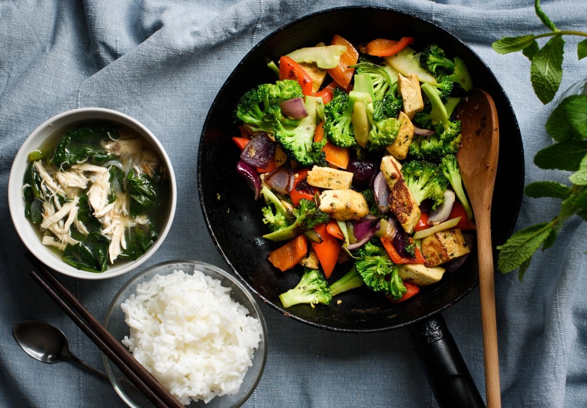 Plato de hortalizas y verduras con acompañamiento de arroz