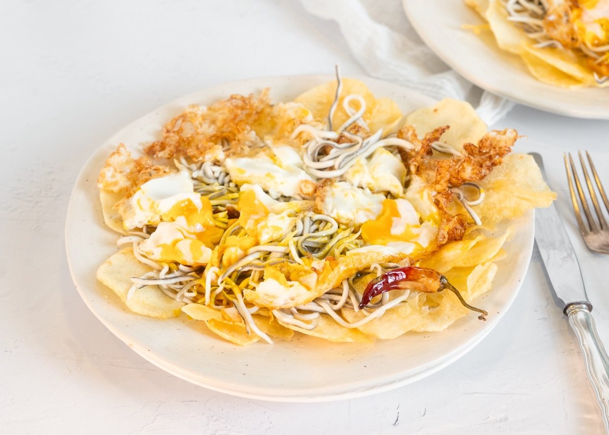 Plato de huevos rotos con gulas