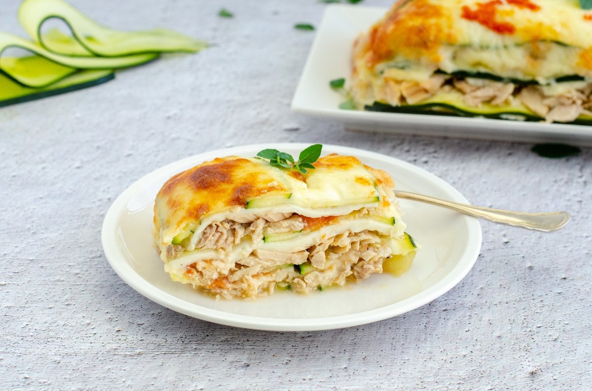 Plato de lasaña de calabacín y atún