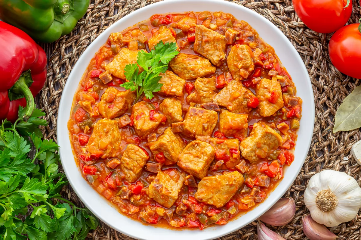 Magro de cerdo al chilindrón 12 Plato de magro de cerdo al chilindrón