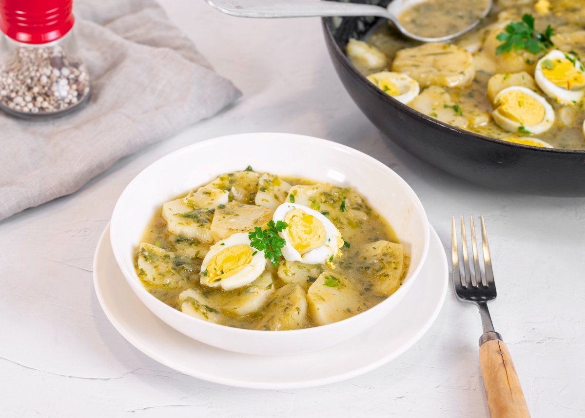 Plato de patatas en salsa verde