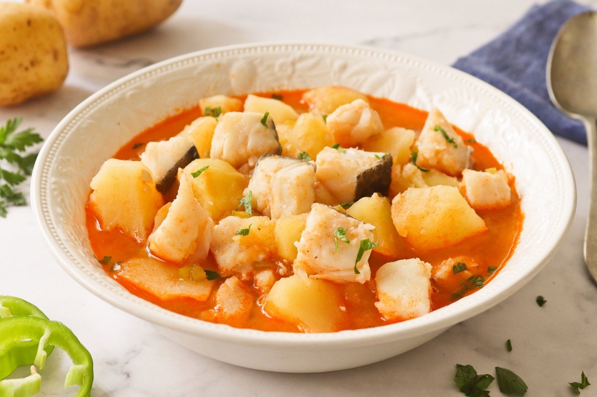 Plato de patatas guisadas con bacalao