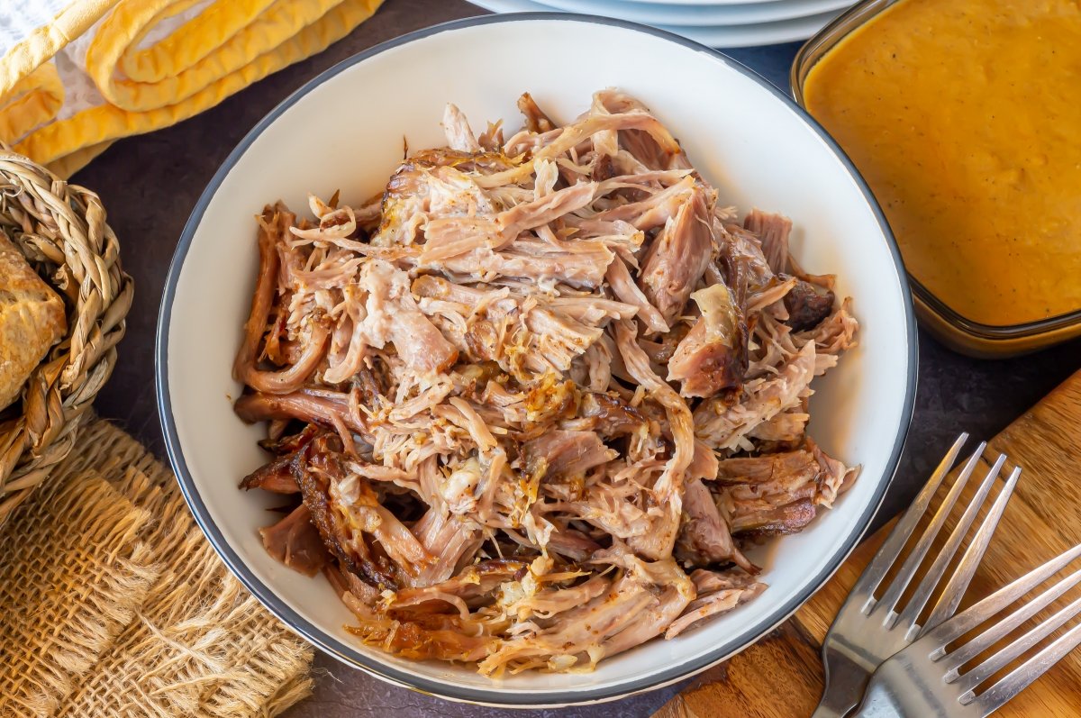 Plato de pulled pork servido con salsa aparte