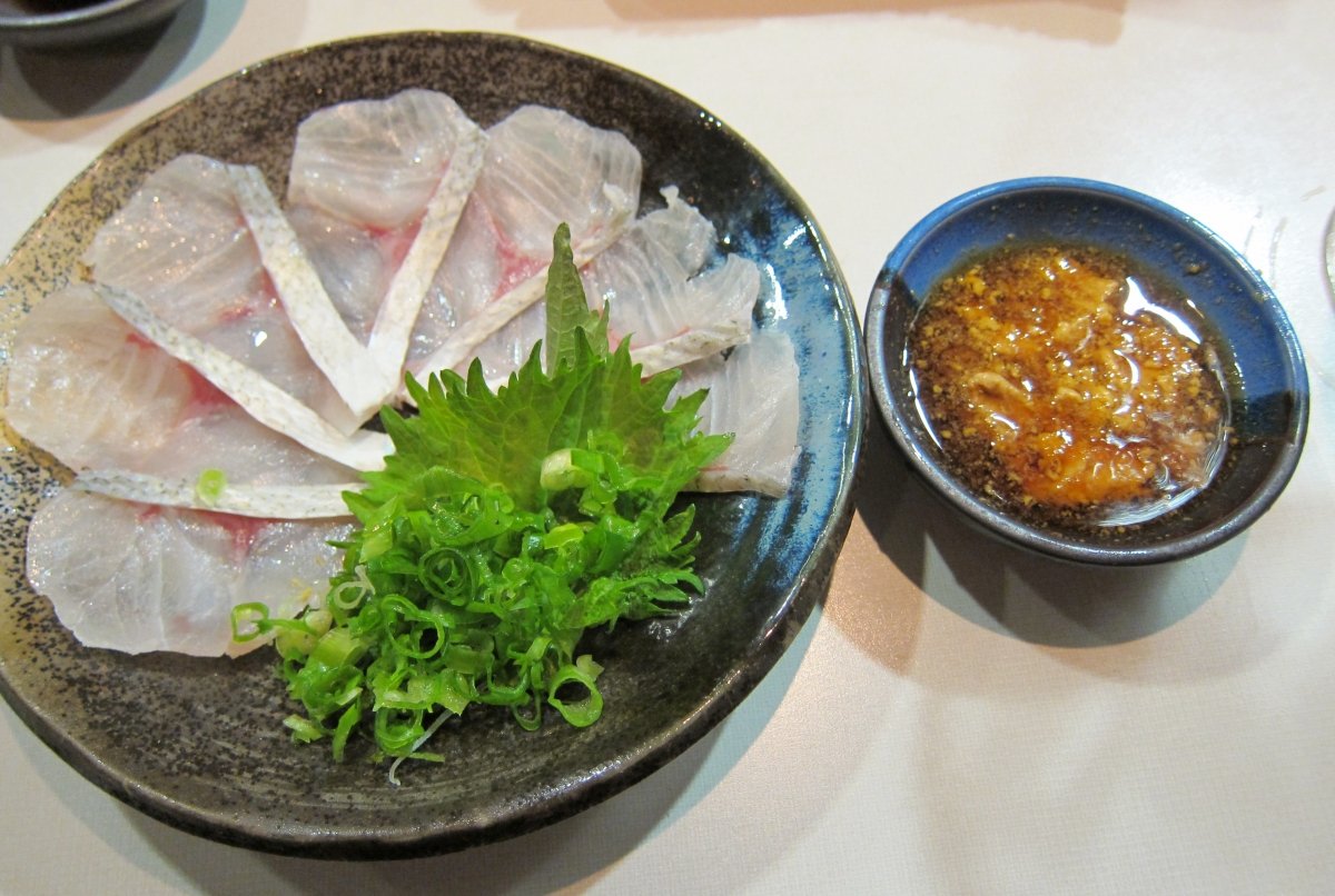 Plato de sashimi cortado al estilo usuzukuri