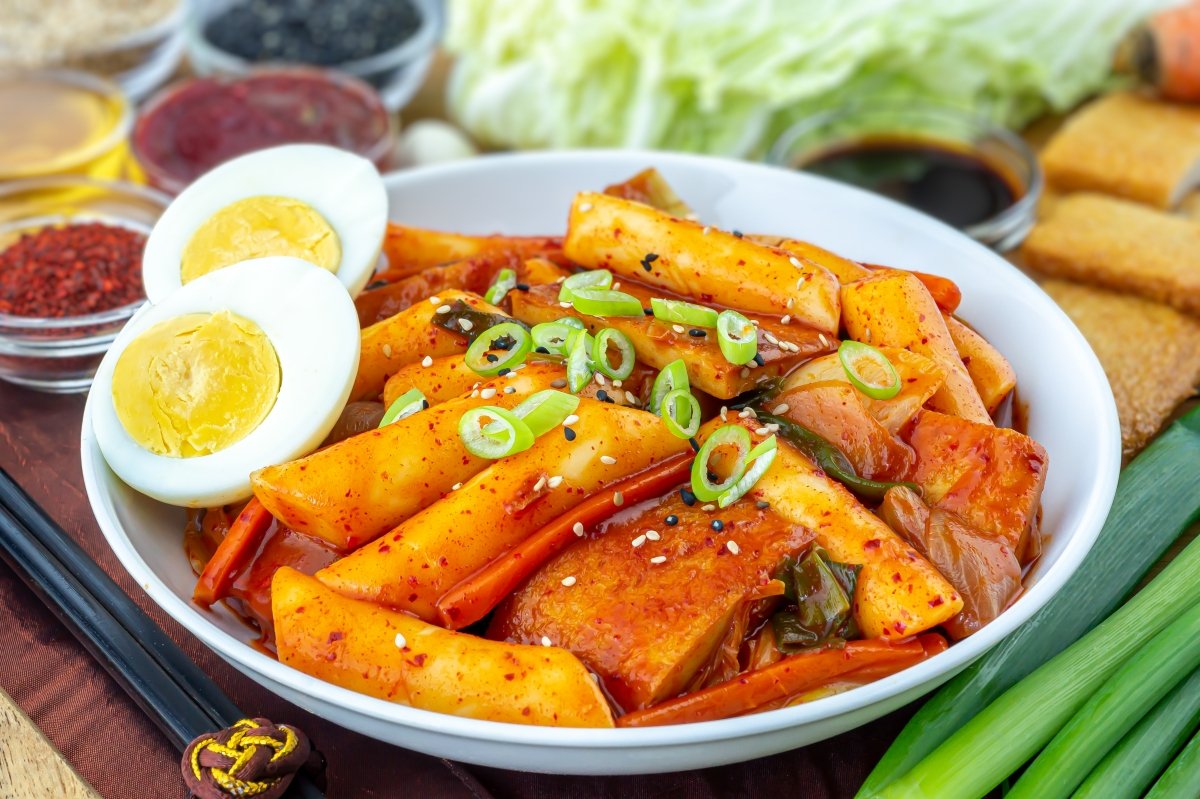 Plato de tteokbokki hecho en casa