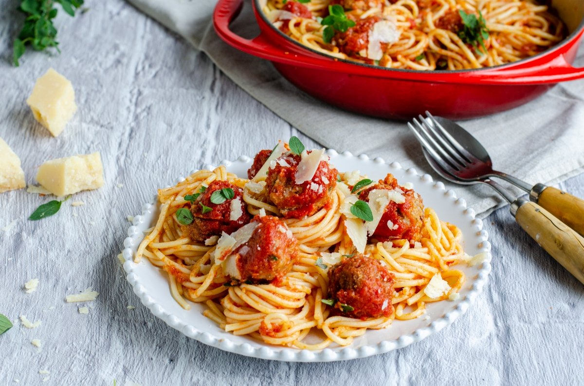 Plato servido de espaguetis con albóndigas (spaghetti and meatballs)