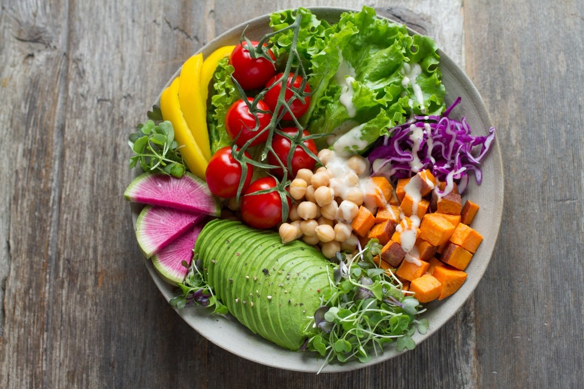 Plato variado con verduras frescas, legumbres, frutas y hortalizas