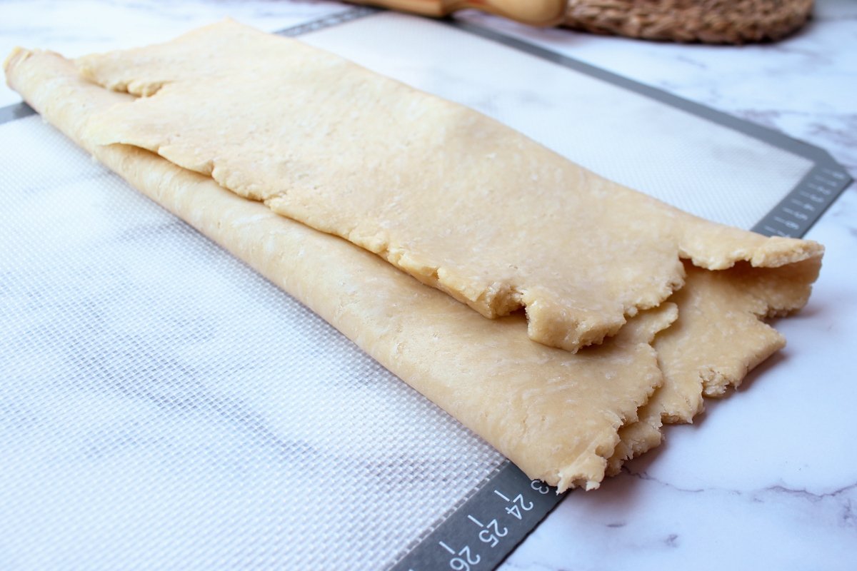 Folding the dough from the fat biscuits