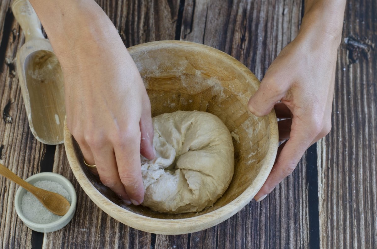 Plegados de la masa del pan de bocadillo