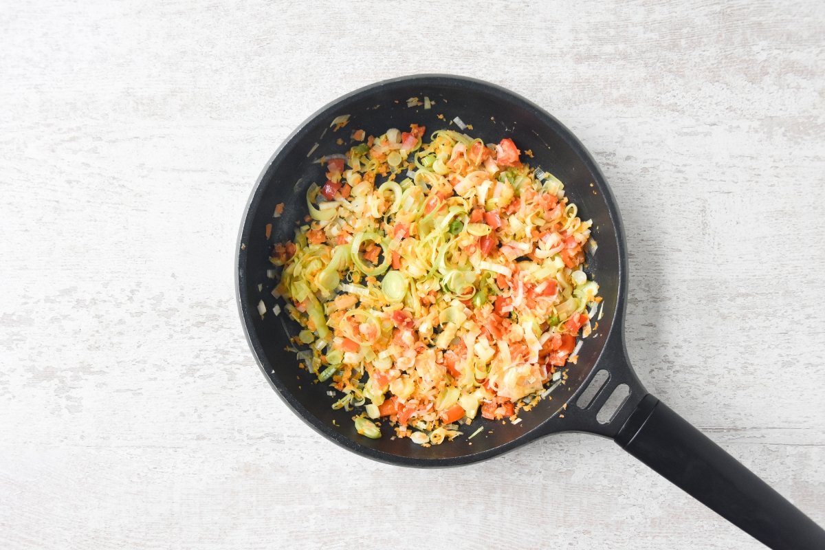 Pochamos el puerro, el pimiento, la zanahoria y la cebolleta