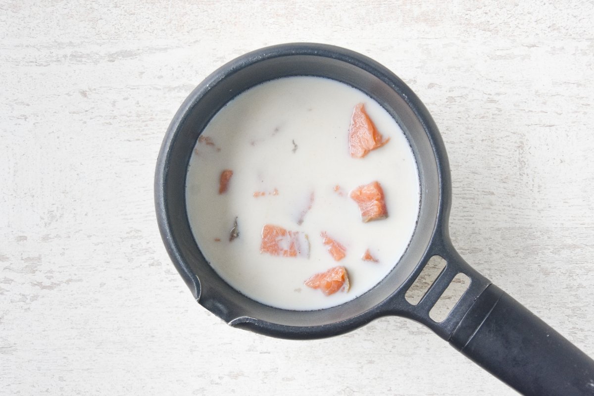 Pochamos el salmón en la leche