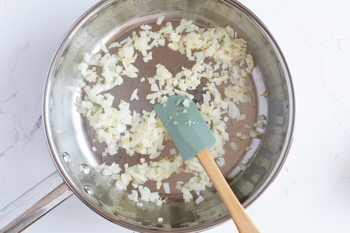 Pochamos la cebolla del korokke