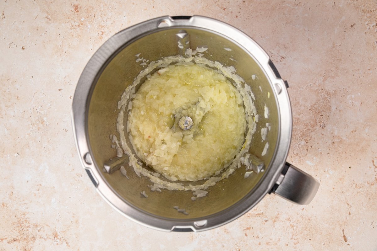 Pochando cebolla para el bacalao con tomate en Thermomix