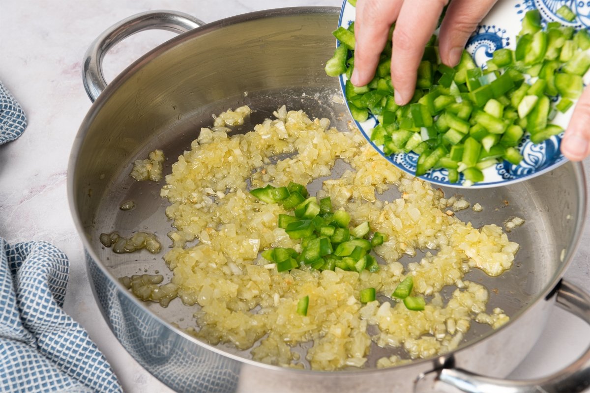 Pochando las verduras del arroz caldoso de pescado