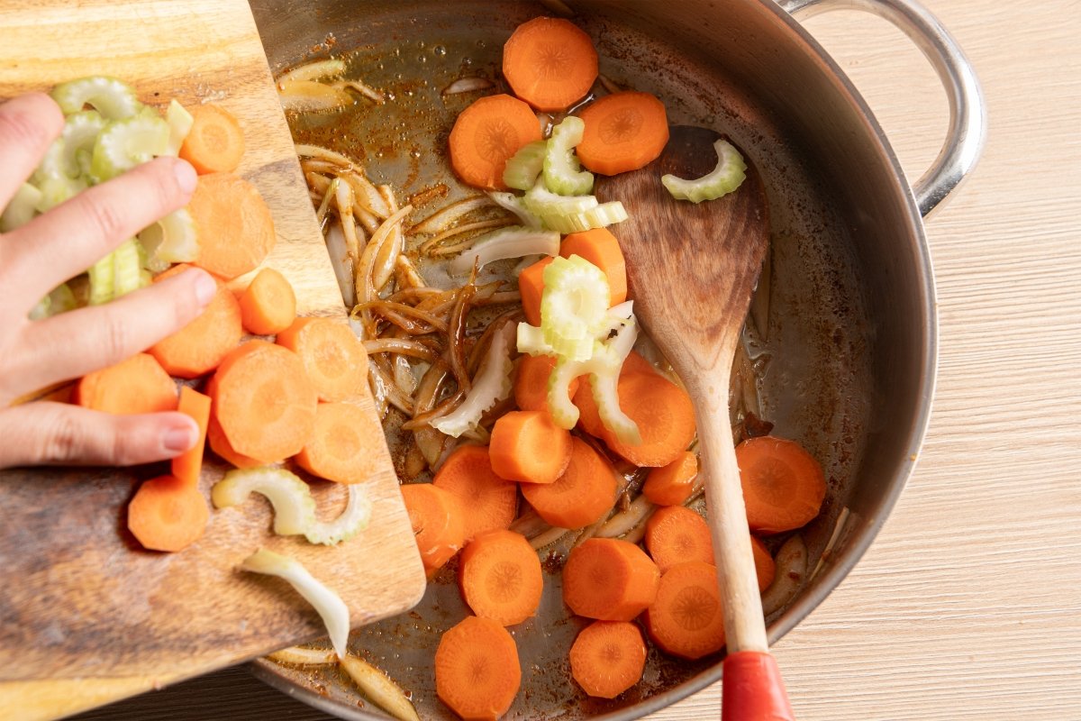 Pochando las verduras para la salsa de los rouladen