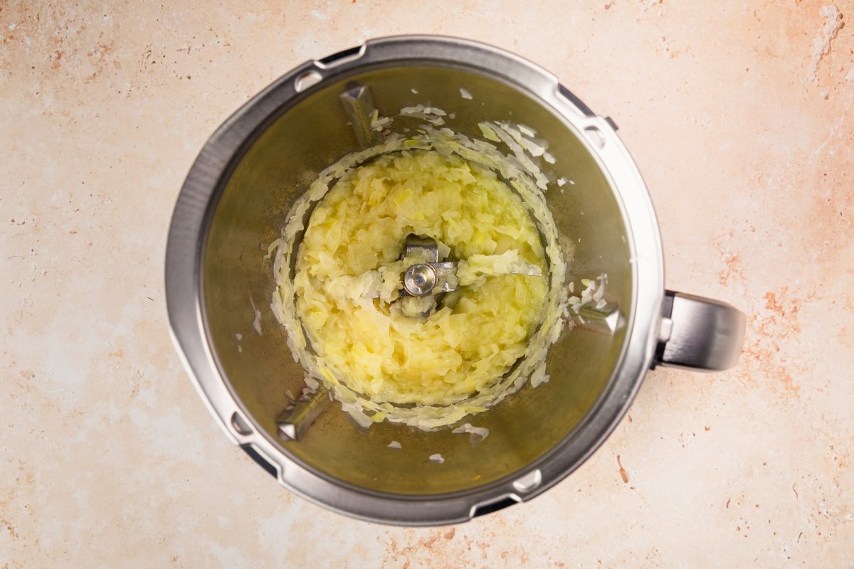 Pochando puerro y cebolla para la crema de guisantes en Thermomix