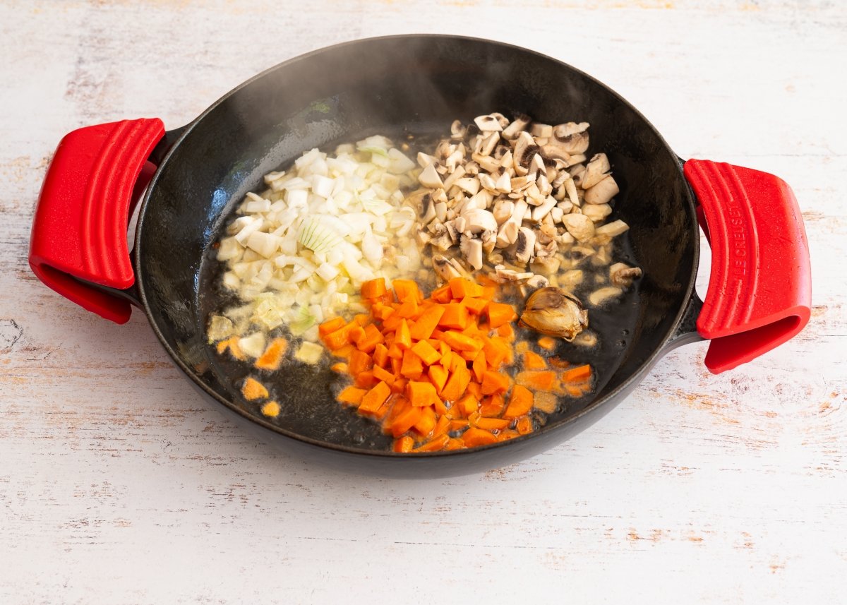 Pochando verdruas para hacer roti de pollo