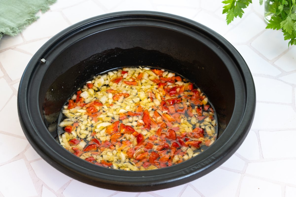 Pochando verduras para hacer arroz caldoso con bacalao