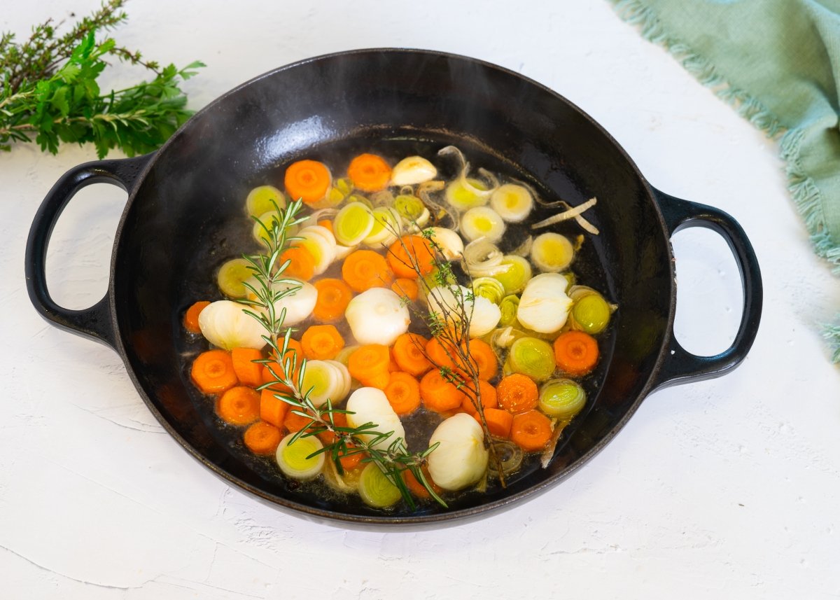 Pochando verduras para hacer redondo de ternera en salsa