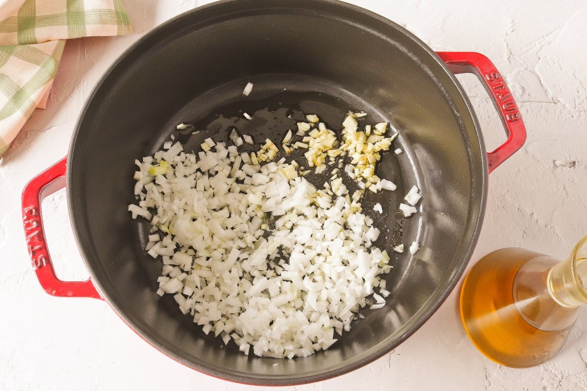 Pochar ajos y cebolla para el risotto de espinacas