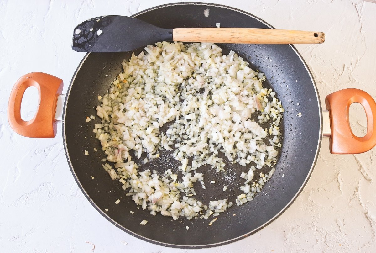 Pochar ajos y cebolla para la lasaña sin gluten